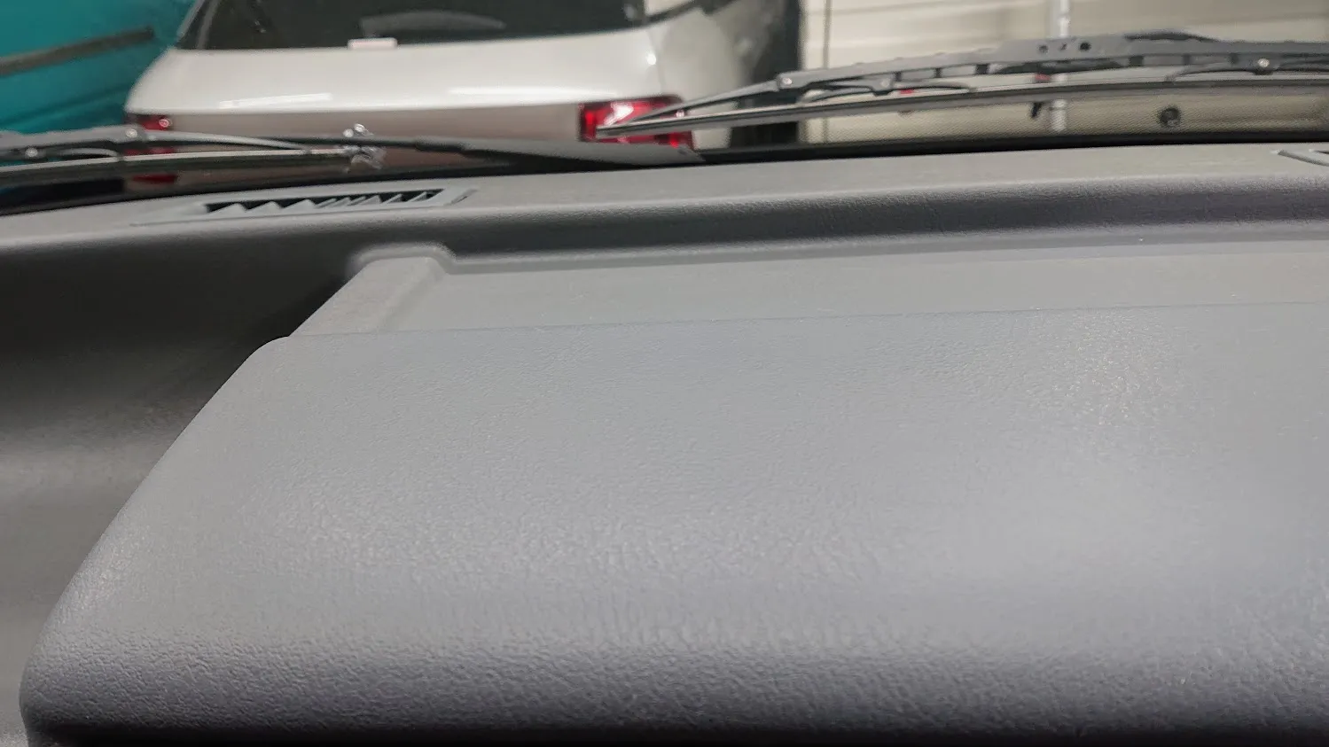 バナゴンダッシュボードビス穴施工 施工後